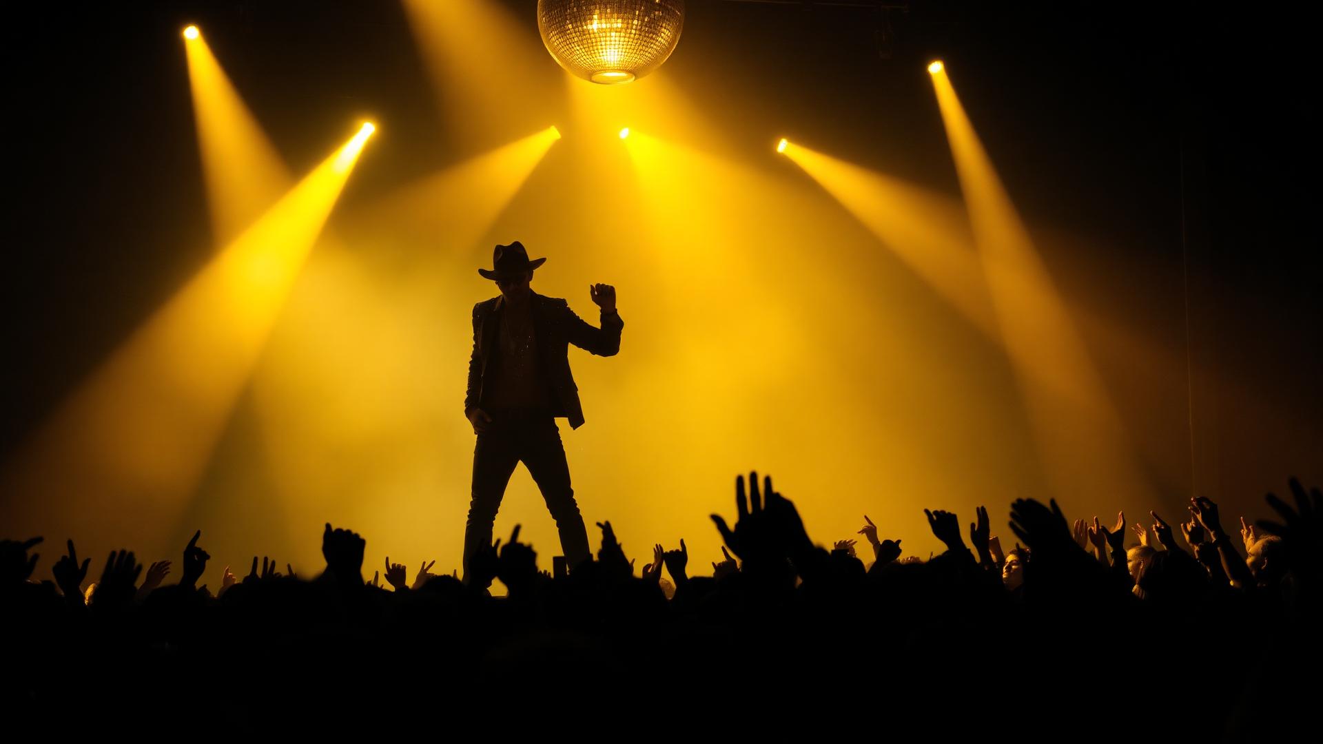 MJ Party Tour – Bühne mit Performer und jubelndem Publikum